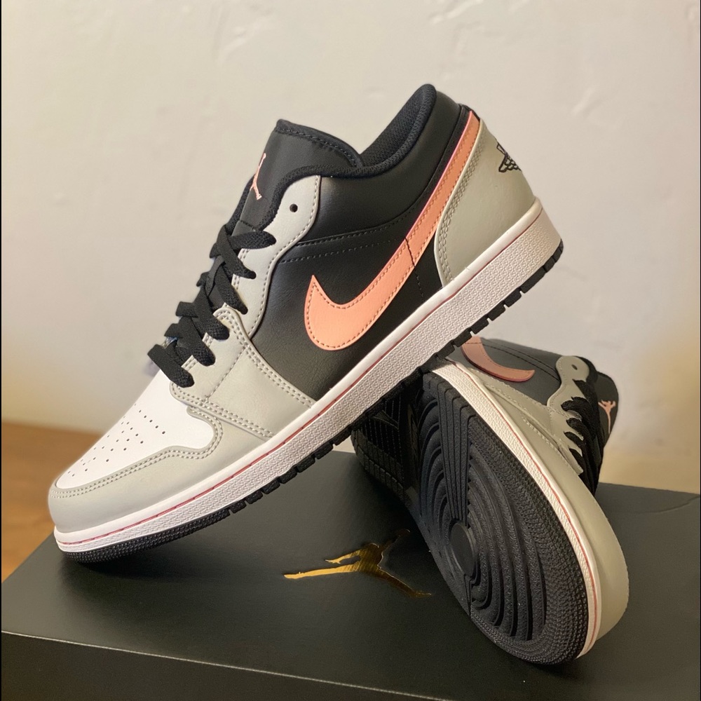Jordan 1 Lows - BLACK/BLEACHED CORAL-GREY FOG
NOIR - SIZE 11